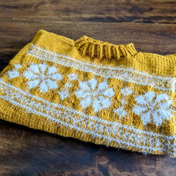 Hand knit ochre yellow Christmas sweater for kids snowflakes Fair Isle 8-10 year - Picture 4 of 6